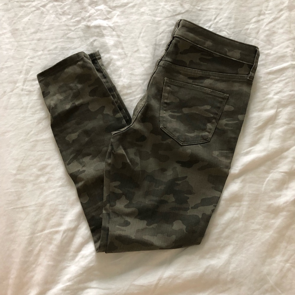Universal Thread Camo Jeans